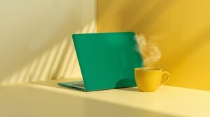 Laptop dicht in de kleur groen en kop thee ernaast in de kleur geel abstract afbeelding